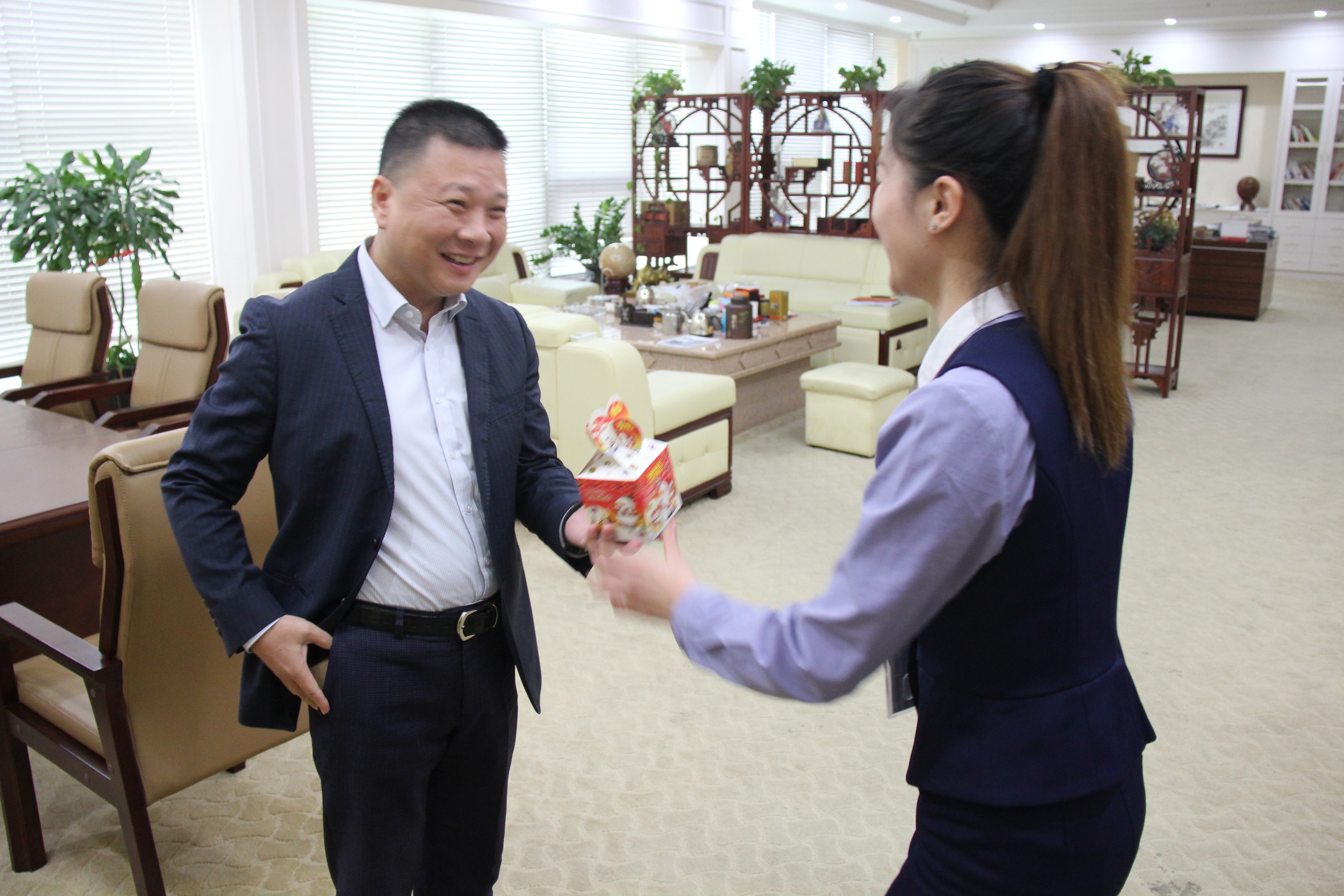 圣悅詩(shī)國(guó)際輕奢美妝為公司員工送平安祝福！